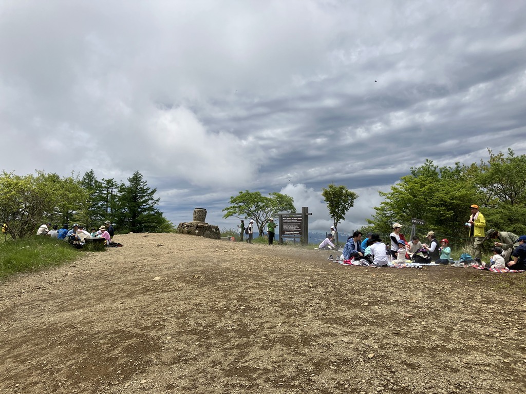 三ッ峠山頂直下の広場