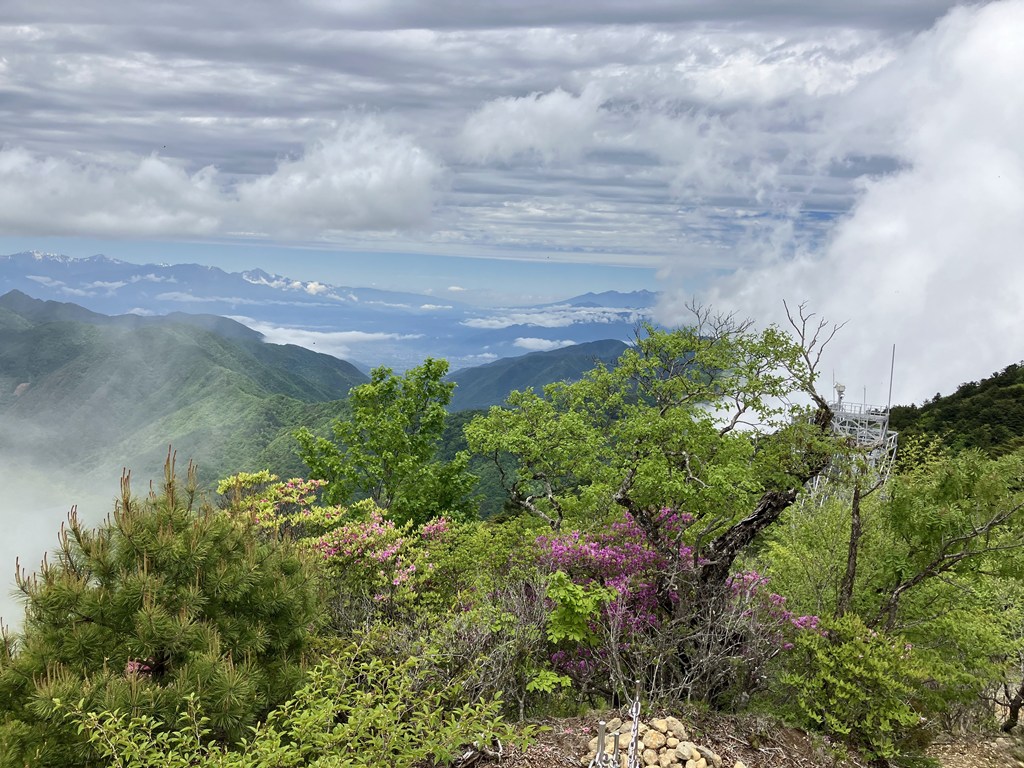 三ッ峠山頂から