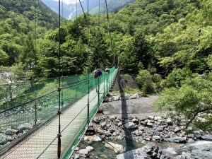 北岳登山口の吊り橋
