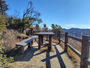 伊予が岳途中のベンチ