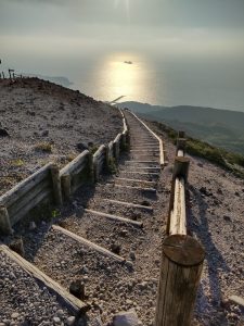 海へ向かってハイキング