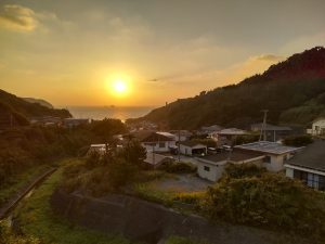 集落へ沈む夕日