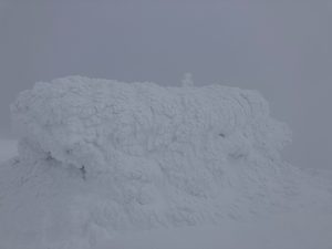 雪に埋もれた避難小屋